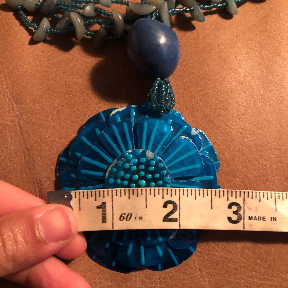 Vibrant blue vintage flower pendant necklace - Picture 5 of 6